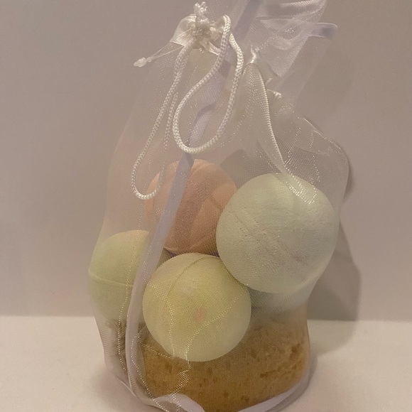 Lush Aroma Bath Bomb Set with Sea Sponge - Picture 4 of 5